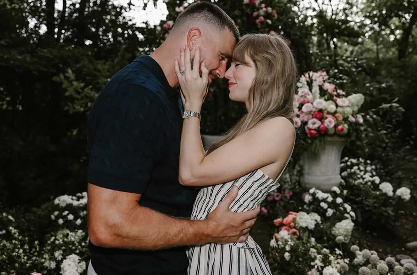 Taylor Swift’s Engagement Ring Is Huge and Fans Can’t Stop Talking About It