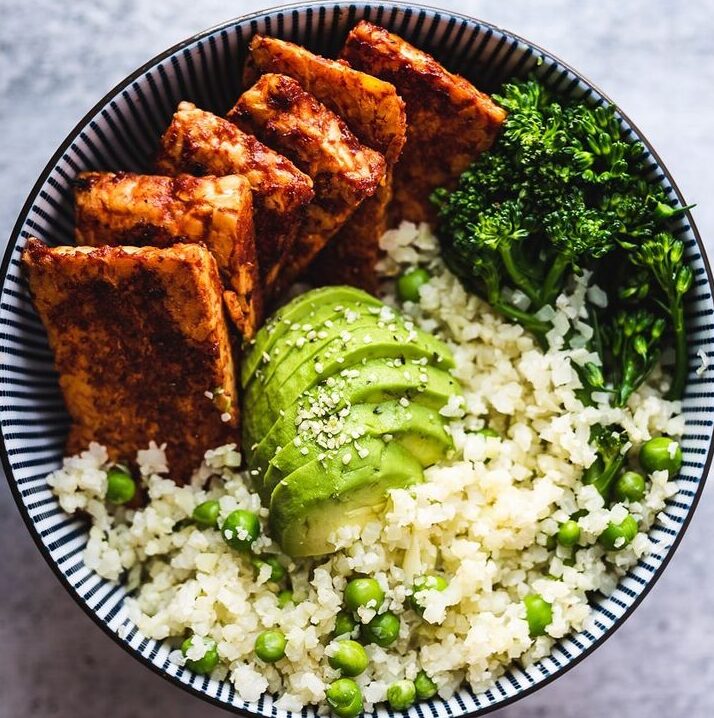 This Vegan BBQ Tempeh Bowl With Sriracha Sauce Might Be Your New Go-To Dinner